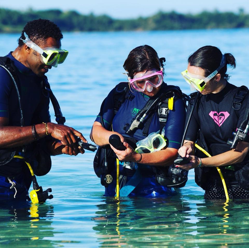 Barefoot Manta Dive